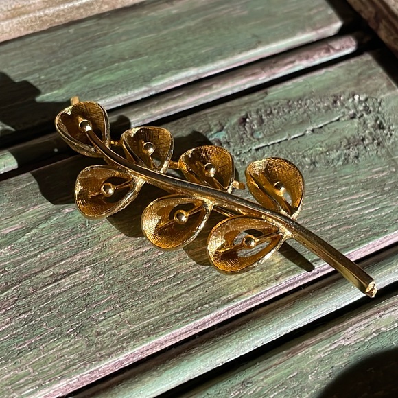 Jewelry - Gold leaf brooch
